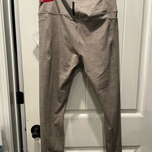 Reebok Light tan High-Rise Leggings woman’s size large NWT